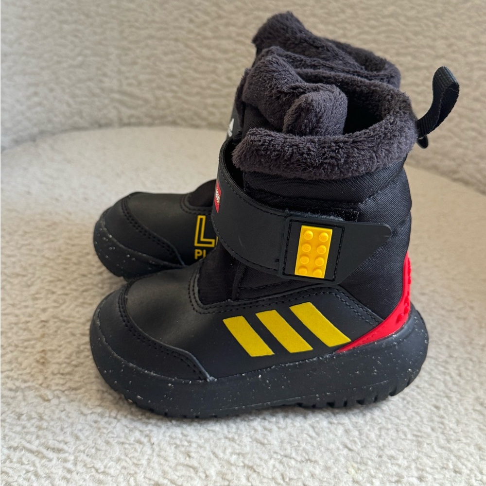 Adidas x LEGO - Winterplay Boots Black / Yellow / Red 6K Boys NEW - Picture 2 of 6